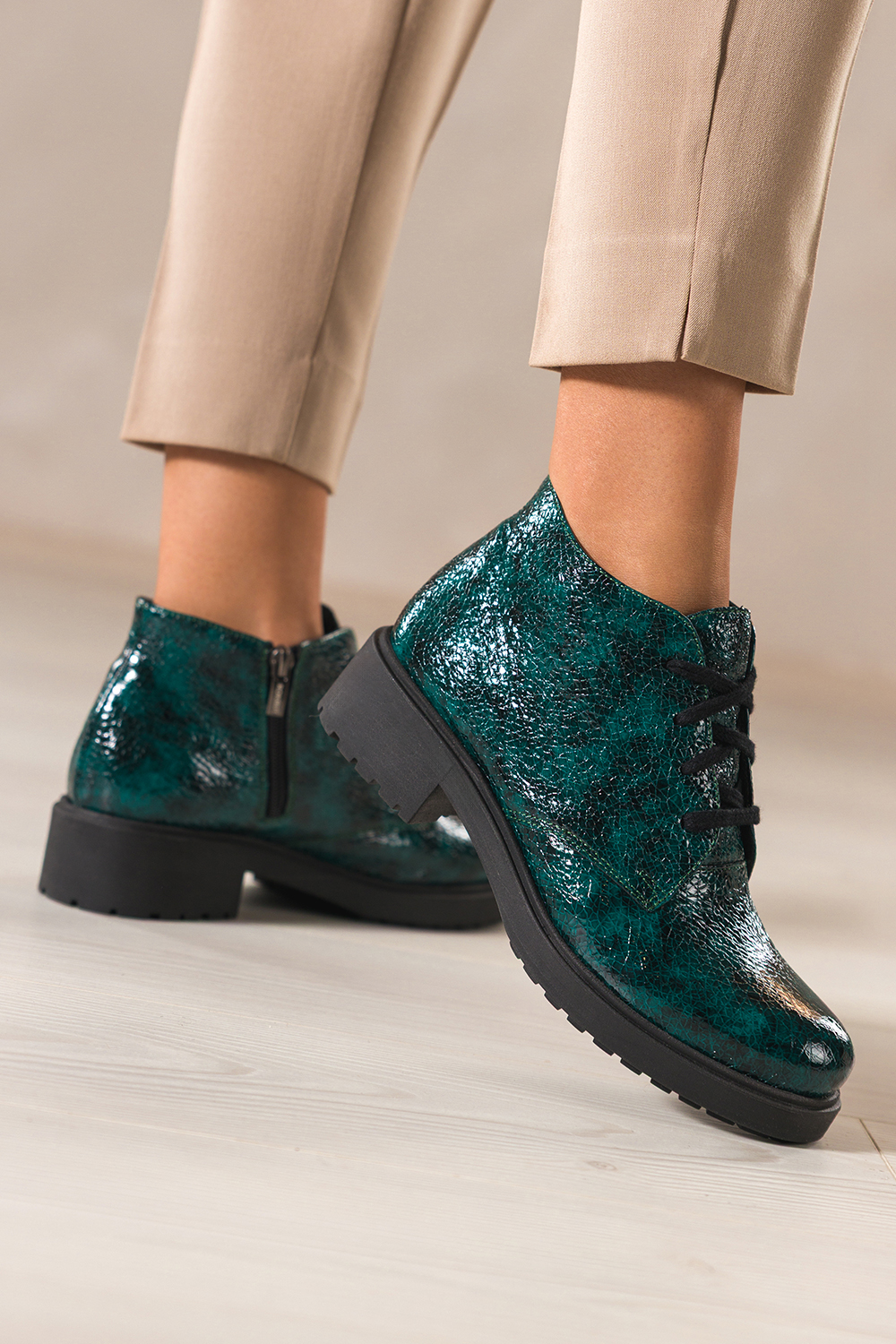 Zielone botki skrzane damskie lakierowane wzr wowy sznurowane PRODUKT POLSKI Casu 444