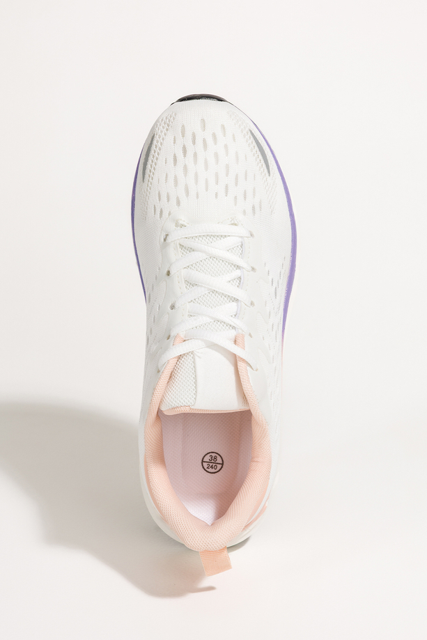 Białe sneakersy damskie buty sportowe do biegania na białej platformie ze żłobieniami łososiowe wstawki sznurowane Casu BC109