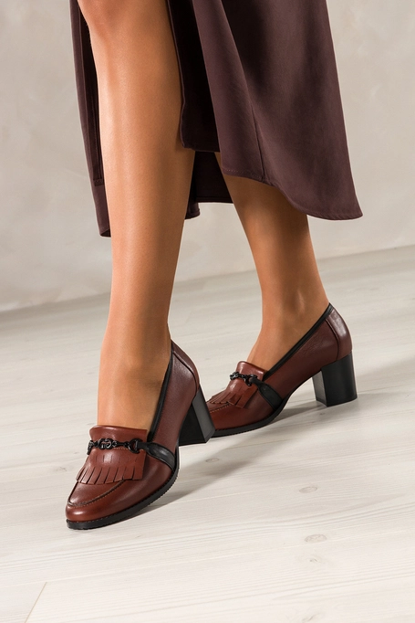 Brązowe mokasyny skórzane damskie na słupku z frędzlami i czarną sprzączką PRODUKT POLSKI Casu 6952-700-449