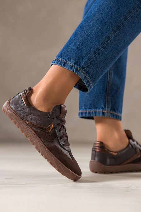Czekoladowe sneakersy barefoot skórzane damskie szerokie na elastycznej żłobionej podeszwie miedziane wstawki sznurowane PRODUKT POLSKI Casu 89797