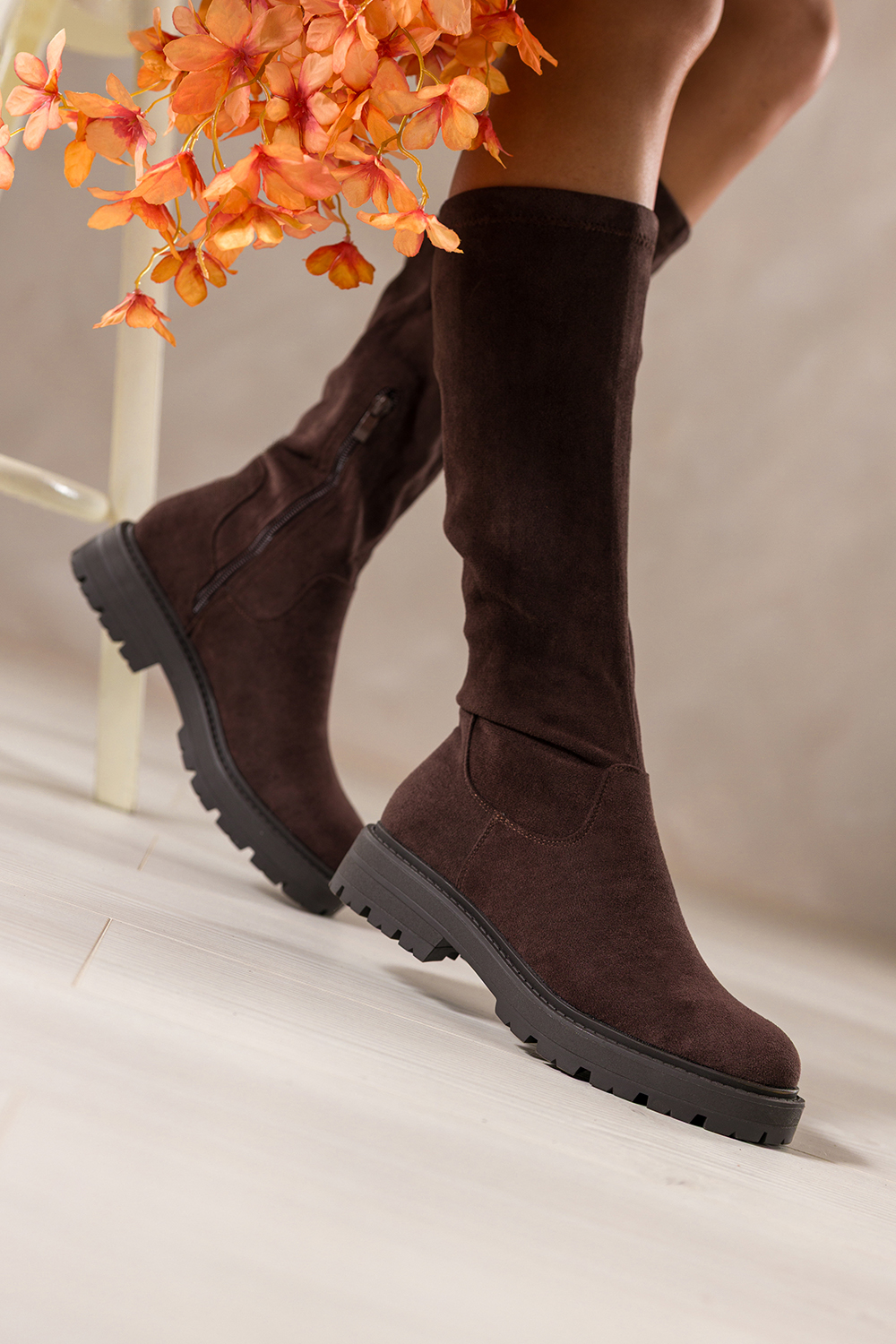 Czekoladowe kozaki damskie na bienikowanej podeszwie elastyczna cholewka przed kolano Casu 0833