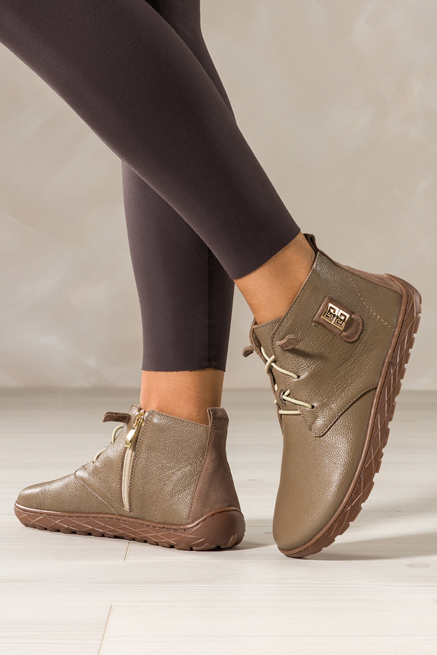 Ciemnobeżowe botki barefoot skórzane damskie szerokie na elastycznej płaskiej podeszwie złota ozdoba elastyczne sznurówki PRODUKT POLSKI Casu 69927