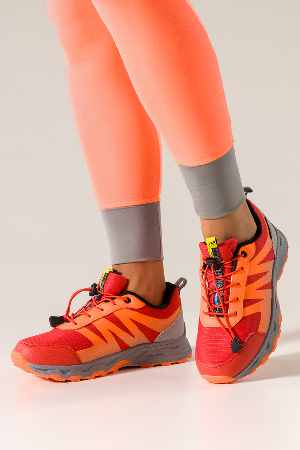 Czerwone buty sportowe trekkingowe damskie wodoodporne na żłobionej podeszwie z regulowaną elastyczną sznurówką pomarańczowe wstawki Casu 7590-6D