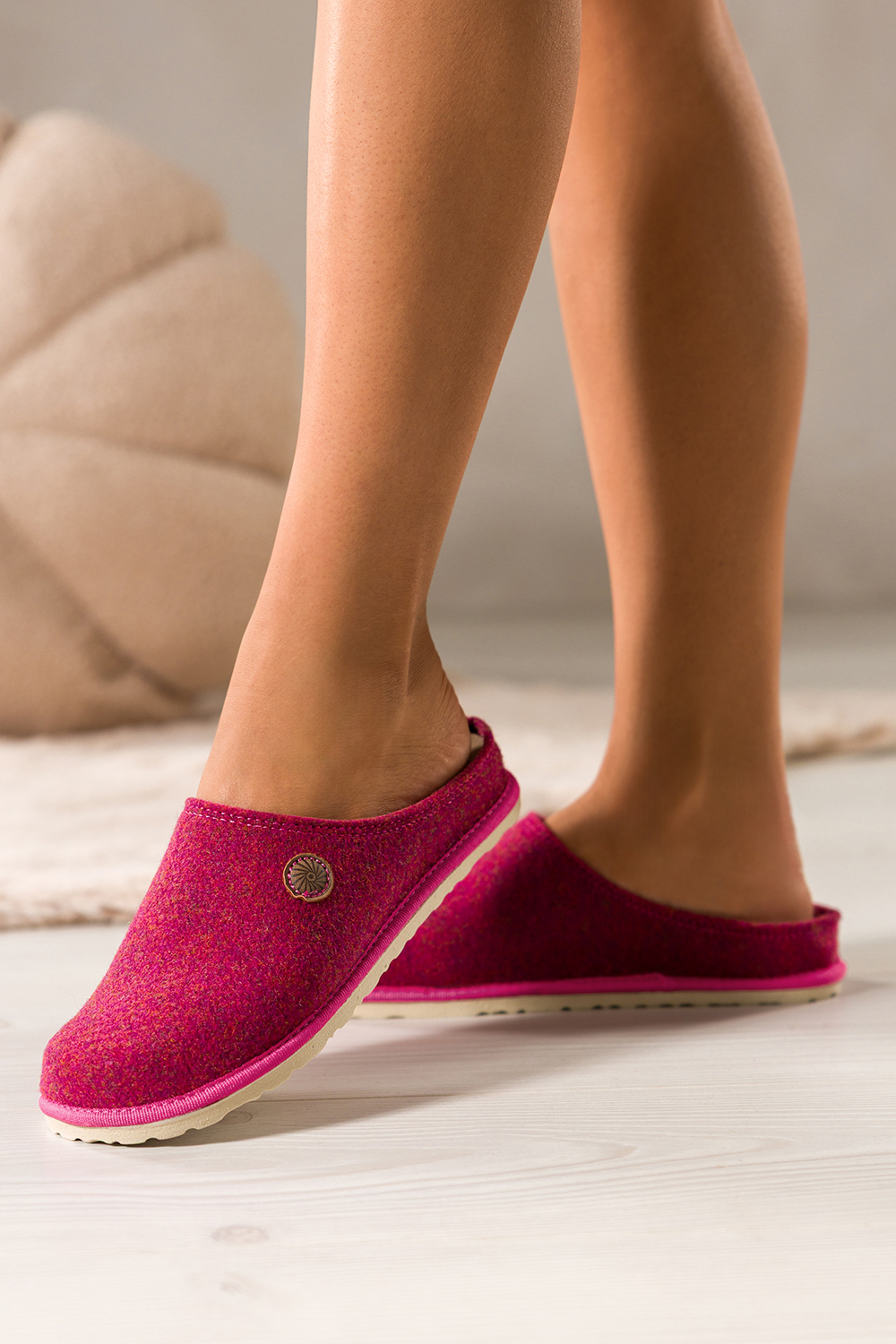 Ciemnoróżowe kapcie damskie Inblu obuwie domowe z wyjmowaną skórzaną wkładką ozdoba XH999952