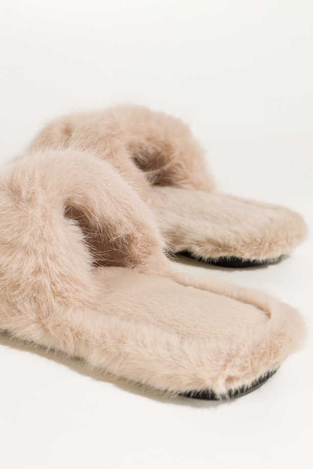 Jasnobeżowe kapcie damskie obuwie domowe futrzane szeroki pasek ze złotą ozdobą Casu UO961