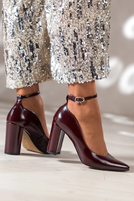 Bordowe czółenka skórzane damskie lakierowane na słupku pasek wokół kostki PRODUKT POLSKI Casu 7166-351