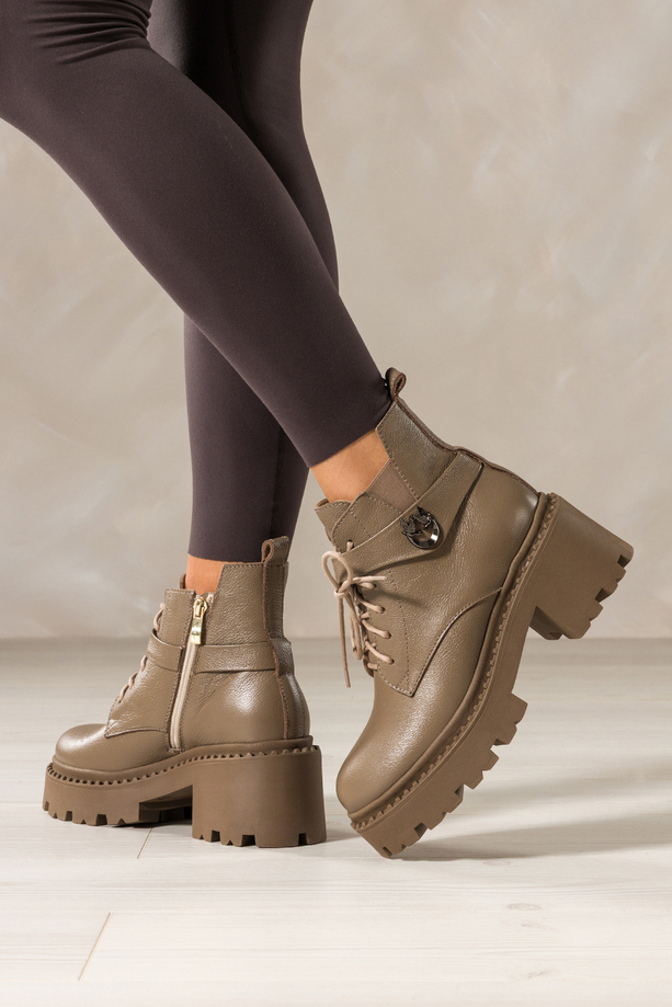 Ciemnobeżowe botki skórzane damskie workery na bieżnikowanej platformie w cholewce guma pasek ze stalową ozdobą sznurowane PRODUKT POLSKI Casu 39442