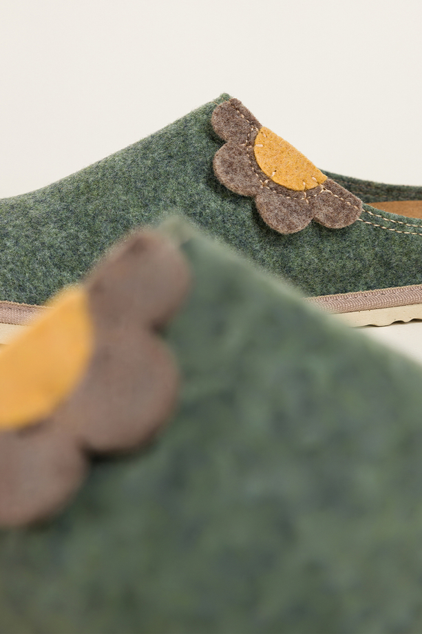 Zielone kapcie damskie Inblu obuwie domowe z wyjmowaną skórzaną wkładką ozdobny kwiat XH999956