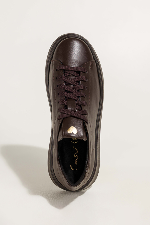 Czekoladowe sneakersy skórzane damskie buty sportowe na platformie złote serce na języku sznurowane PRODUKT POLSKI Casu 8201