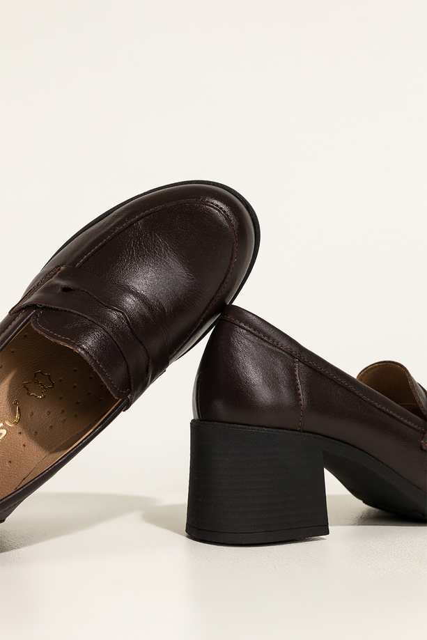 Czekoladowe mokasyny skórzane damskie na szerokim klocku ozdobny pasek PRODUKT POLSKI Casu 2762