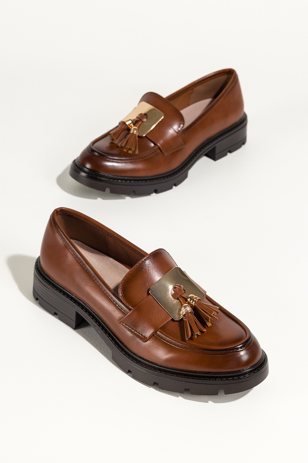 Brązowe mokasyny damskie półbuty z chwostami i złotą ozdobą na bieżnikowanej podeszwie skórzana wkładka Carla K-6-B892