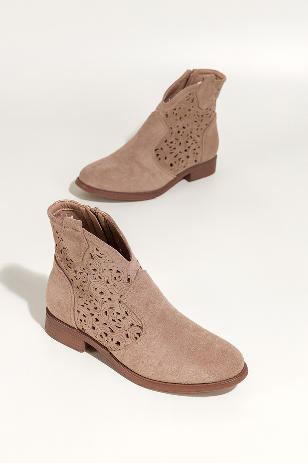 Beżowe botki damskie płaskie ażurowa cholewka Carla S7476-7