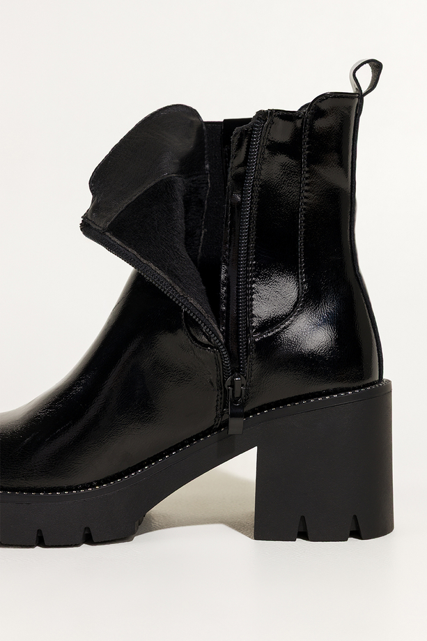 Czarne botki damskie lakierowane podeszwa z cyrkoniami bieżnikowany szeroki obcas guma w cholewce z ozdobą Casu SU679