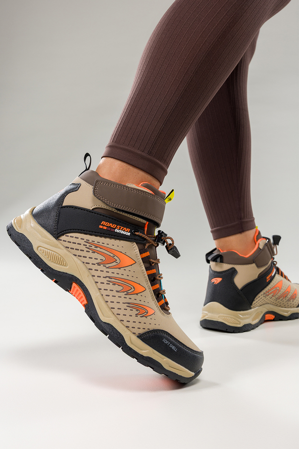 Beżowe buty trekkingowe damskie na bieżnikowanej podeszwie z regulowaną elastyczną sznurówką pomarańczowe wstawki softshell Casu 2310-8W