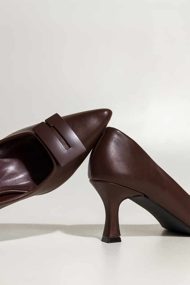 Czekoladowe czółenka damskie z ozdobą obcas klepsydra Carla 44-Z62