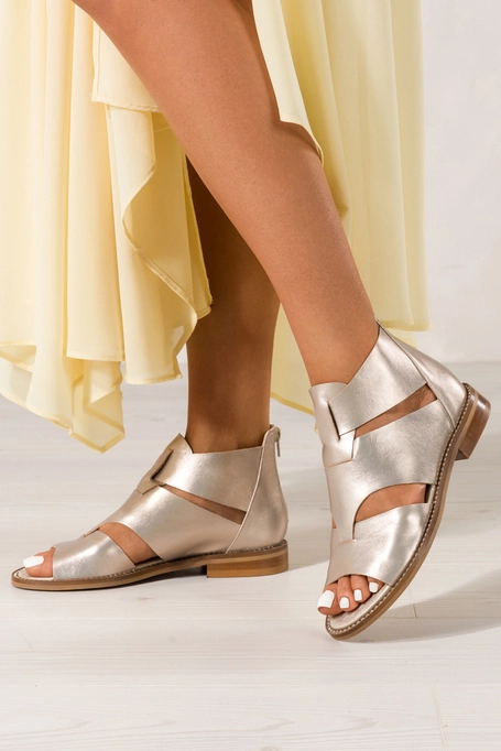 Szampańskie botki skórzane wiosenne damskie z wycięciami płaska podeszwa ozdobiona cyrkoniami PRODUKT POLSKI Casu 1072