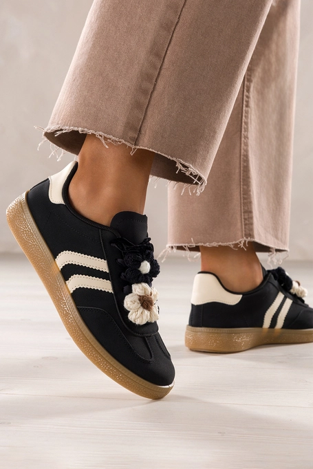 Czarne sneakersy damskie buty sportowe na platformie welurowe sznurówki z odpinanymi kwiatami beżowe wstawki Carla X6087