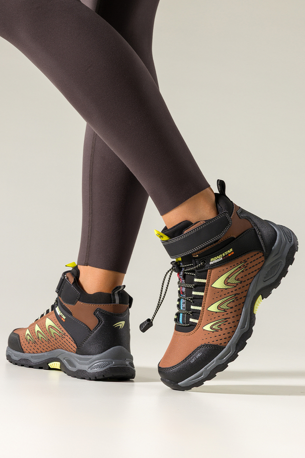 Brązowe buty trekkingowe damskie na bieżnikowanej podeszwie z regulowaną elastyczną sznurówką czarne wstawki softshell Casu 7689-2D