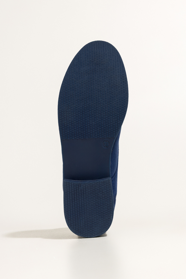 Granatowe botki damskie na płaskiej podeszwie z przeszyciami sznurowane Casu 8997-3