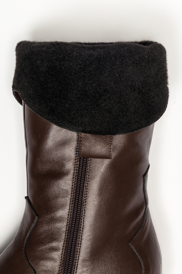 Czekoladowe kozaki skórzane damskie kowbojki do połowy łydki ścięty obcas wycięta cholewka z ozdobnymi paskami PRODUKT POLSKI Casu 6938-704