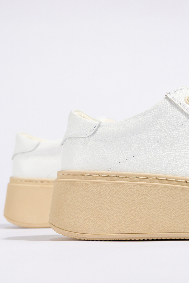 Białe sneakersy skórzane damskie creepersy sznurowane na beżowej platformie PRODUKT POLSKI Casu 516