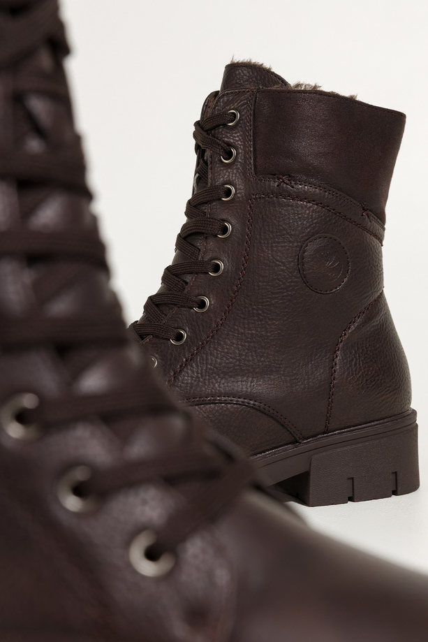 Czekoladowe botki damskie na bieżnikowanej platformie sznurowane ozdobne przeszycia na cholewce Casu 4463-7