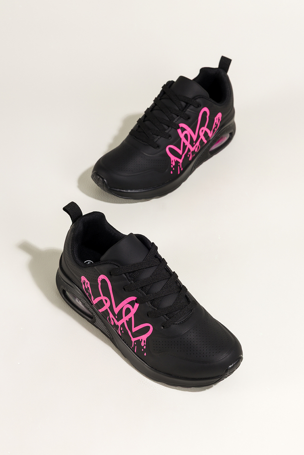 Czarne sneakersy damskie buty sportowe na koturnie różowe serca na cholewce sznurowane Casu 0992-8