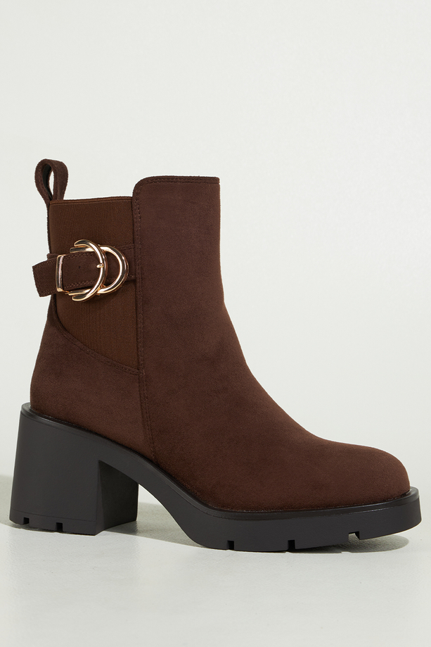 Czekoladowe botki damskie bieżnikowany szeroki obcas guma w cholewce pasek ze złotą klamrą Casu YN819