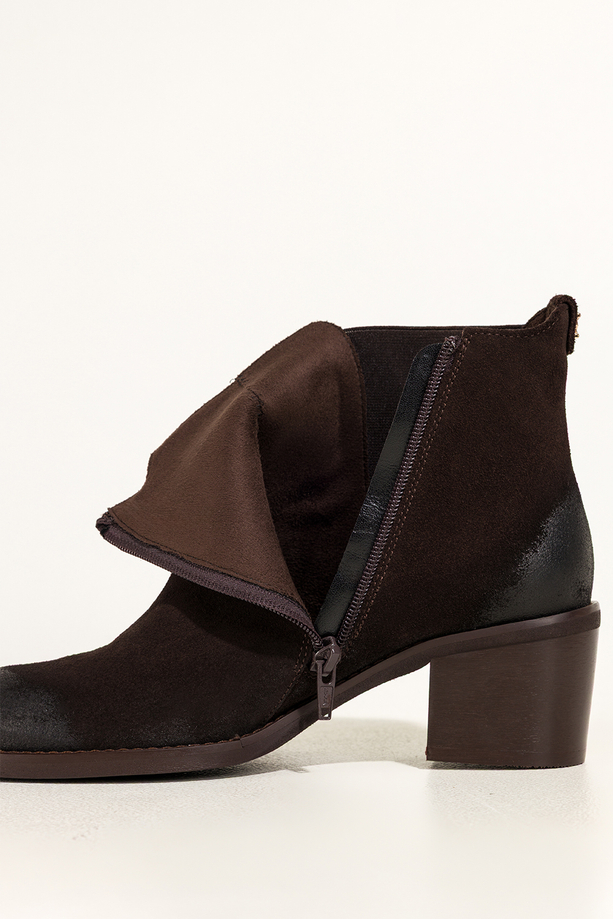 Czekoladowe botki skórzane damskie na szerokim słupku w cholewce guma ze złotą ozdobą PRODUKT POLSKI Casu 8869