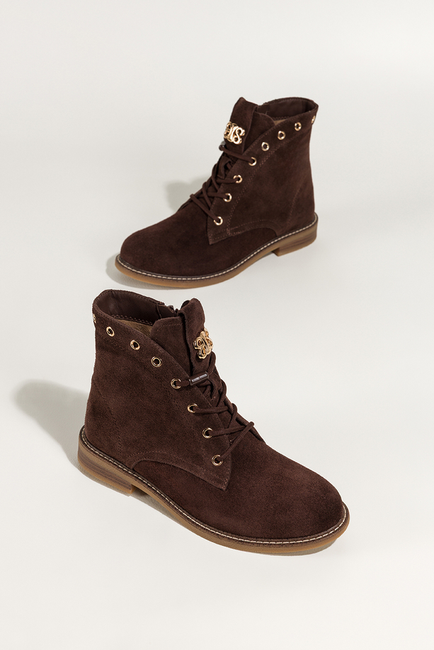 Czekoladowe botki damskie skórzane płaska podeszwa z przeszyciami złota ozdoba na języku nity sznurowane Carla B194-7