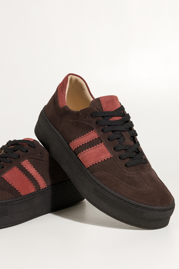 Czekoladowe sneakersy skórzane damskie buty sportowe na platformie z rudymi wstawkami sznurowane PRODUKT POLSKI Casu M8707