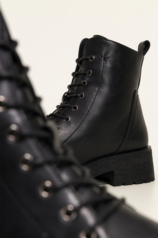 Czarne botki skórzane damskie Sergio Leone na bieżnikowanej platformie ozdobne przeszycia na cholewce sznurowane GI74295-H
