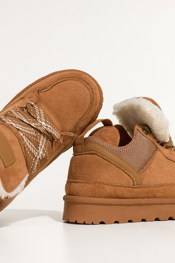 Camelowe sneakersy damskie z futerkiem na bieżnikowanej platformie ozdobne sznurówki z wzorem Casu 22337-7