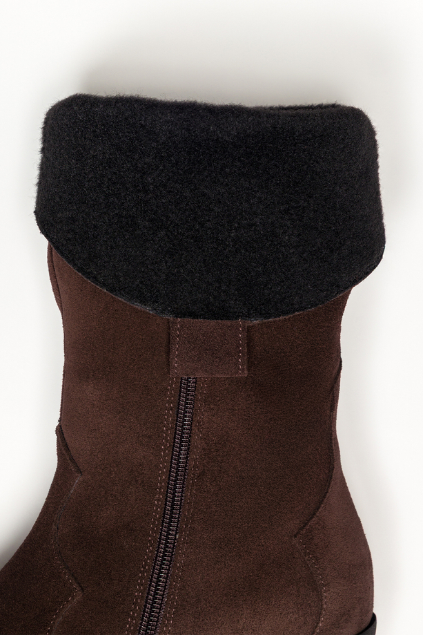 Czekoladowe kozaki skórzane damskie kowbojki zamszowe do połowy łydki ścięty obcas wycięta cholewka z ozdobnymi paskami PRODUKT POLSKI Casu 6938-496