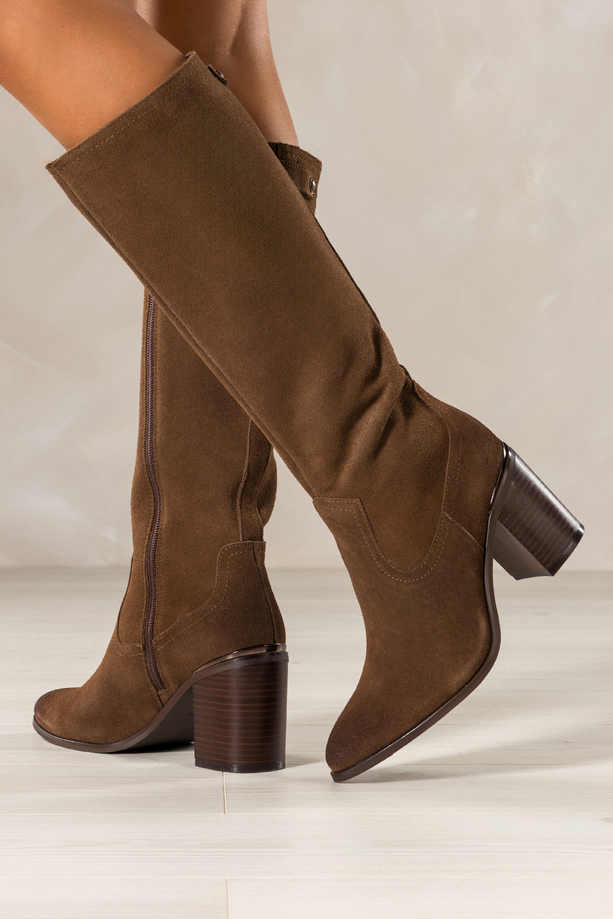 Brązowe kozaki skórzane damskie Sergio Leone przed kolano na ozdobnym słupku pasek z nitami PA74331-H