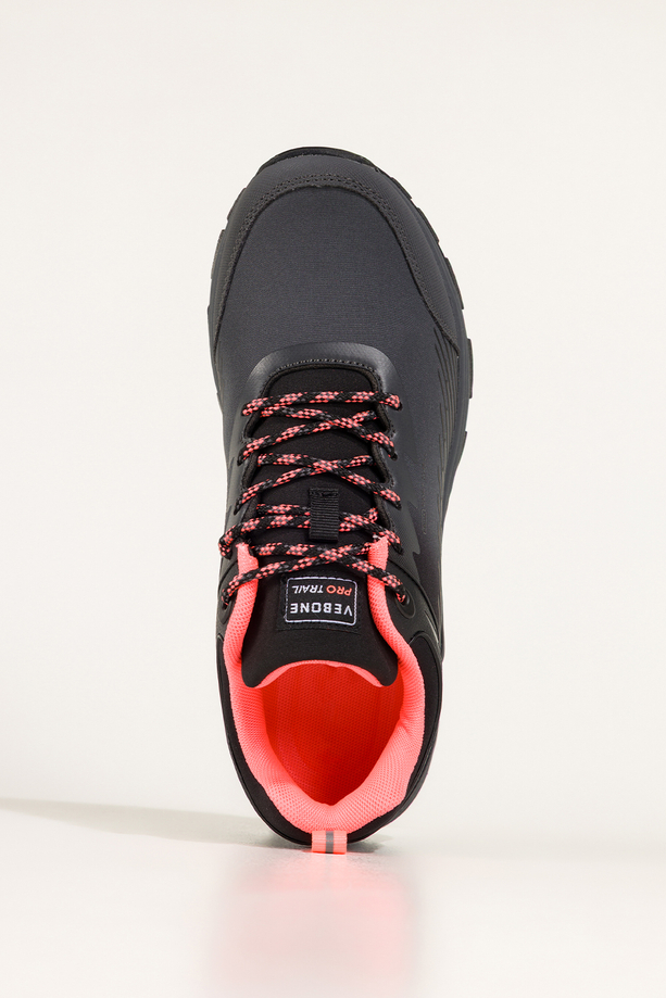Ciemnoszare buty trekkingowe damskie buty sportowe softshell na bieżnikowanej podeszwie koralowe wstawki sznurowane Carla EY0976-6