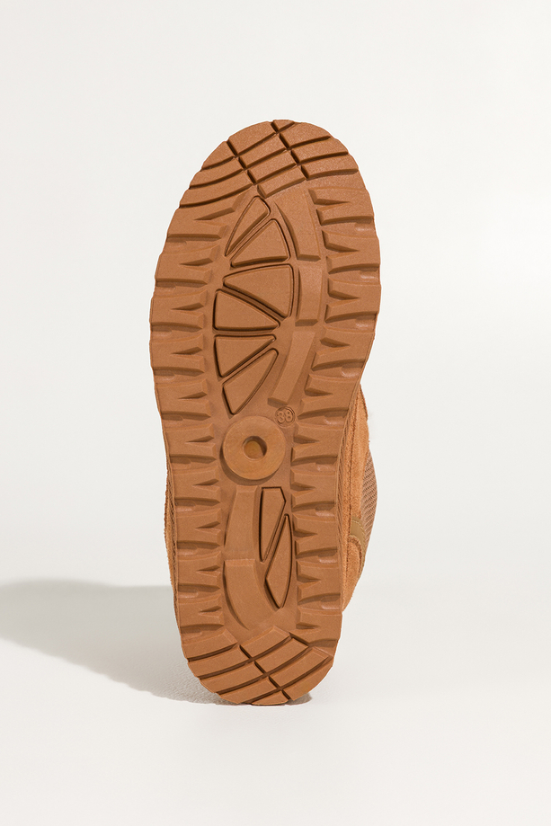 Camelowe sneakersy damskie z futerkiem na bieżnikowanej platformie ozdobne sznurówki z wzorem Casu 22337-7