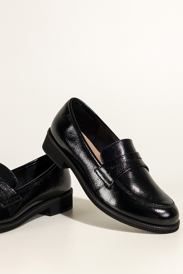 Czarne mokasyny skórzane damskie lakierowane Sergio Leone na niskim szerokim obcasie ozdobny pasek na cholewce NP74887-H