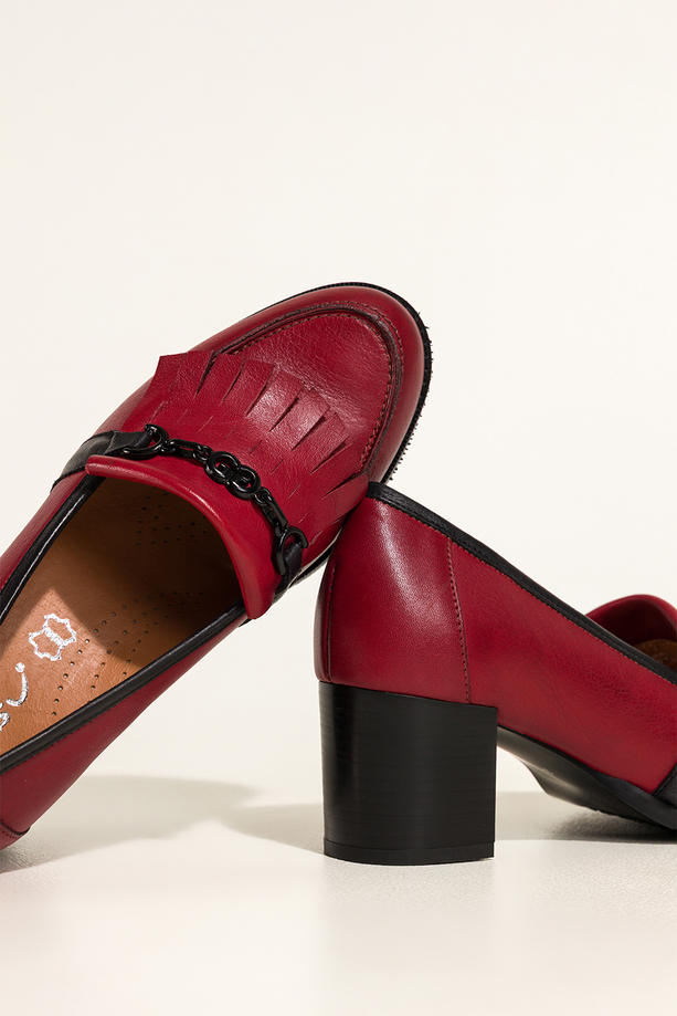Czerwone mokasyny skórzane damskie na słupku z frędzlami i czarną sprzączką PRODUKT POLSKI Casu 6952-702-449