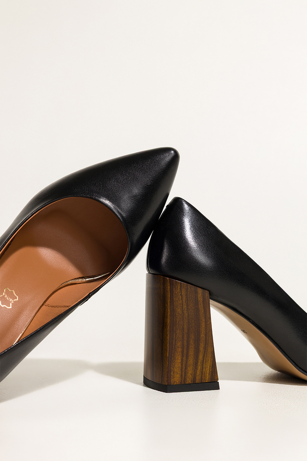Czarne czółenka skórzane damskie na ozdobnym brązowym klocku PRODUKT POLSKI Casu 7640-899-DWM
