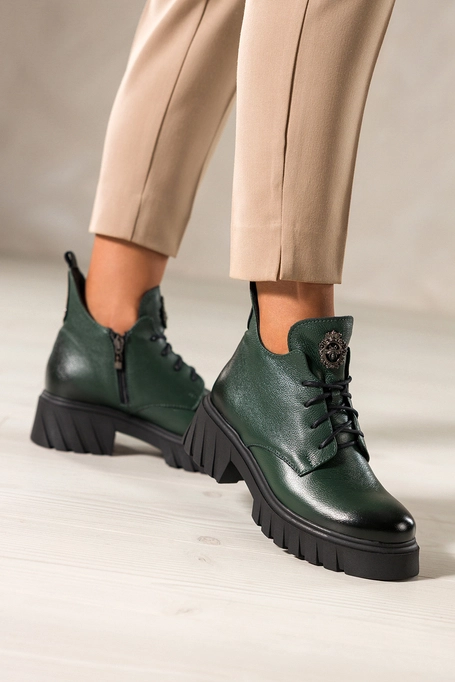 Zielone botki skórzane damskie na bieżnikowanej platformie wycięta cholewka stalowa ozdoba na języku sznurowane PRODUKT POLSKI Casu 39458