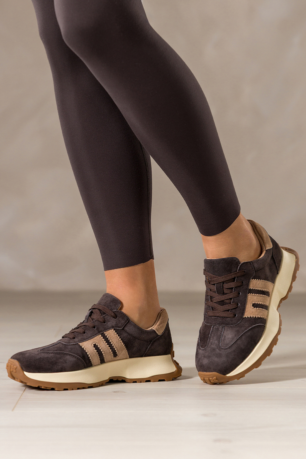 Czekoladowe sneakersy skórzane damskie buty sportowe na bieżnikowanej kremowej platformie beżowe wstawki sznurowane Carla TW-OC8921