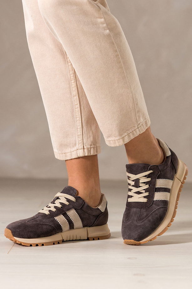 Czekoladowe sneakersy skórzane damskie buty sportowe na bieżnikowanej platformie beżowe wstawki sznurowane Carla TW-OC8919