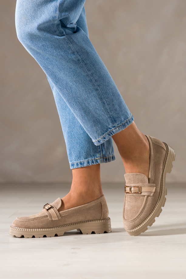 Beżowe mokasyny damskie półbuty na bieżnikowanej platformie ozdobny pasek ze złotą klamrą Casu G339K