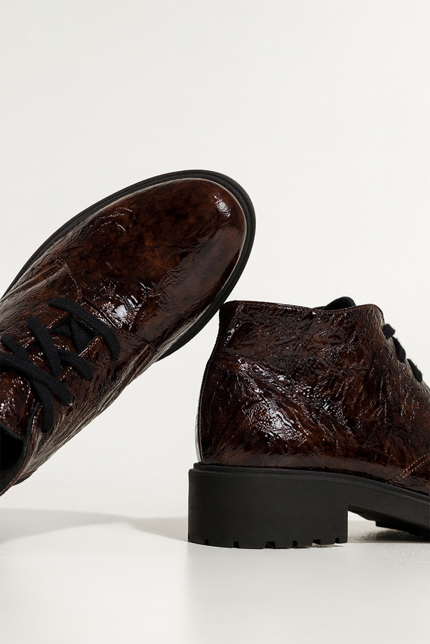 Brązowe botki skórzane damskie lakierowane z wzorem sznurowane PRODUKT POLSKI Casu 444