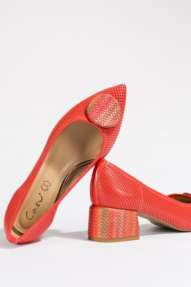 Pomarańczowe czółenka skórzane damskie ażurowe na klocu z ozdobą  PRODUKT POLSKI Casu 02207-2813-2756