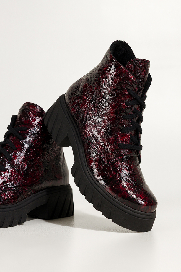 Bordowe botki skórzane damskie lakierowane z wzorem bieżnikowana platforma sznurowane PRODUKT POLSKI Casu 377