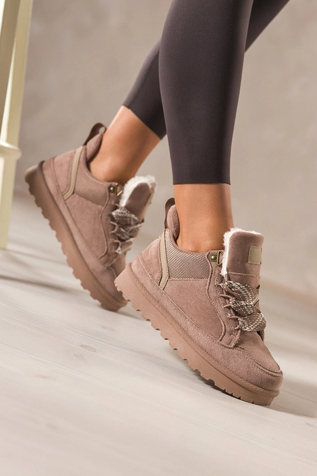 Ciemnobeżowe sneakersy damskie z futerkiem na bieżnikowanej platformie ozdobne sznurówki z wzorem Casu 22337-6