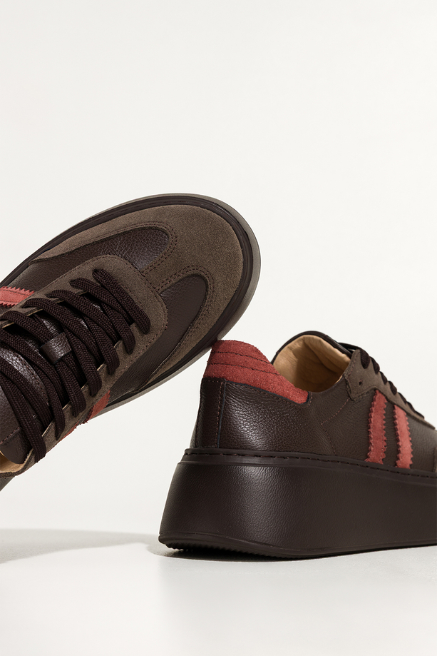 Czekoladowe sneakersy skórzane damskie buty sportowe na platformie z rudymi wstawkami sznurowane PRODUKT POLSKI Casu M8931H89