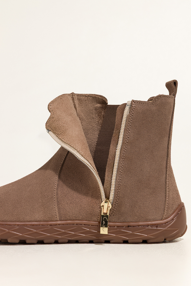 Ciemnobeżowe botki barefoot skórzane damskie szerokie na elastycznej płaskiej podeszwie złota ozdoba guma w cholewce PRODUKT POLSKI Casu 69925